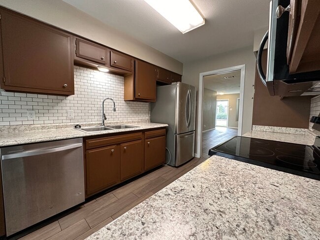 Building Photo - 424 Longmeadow Dr