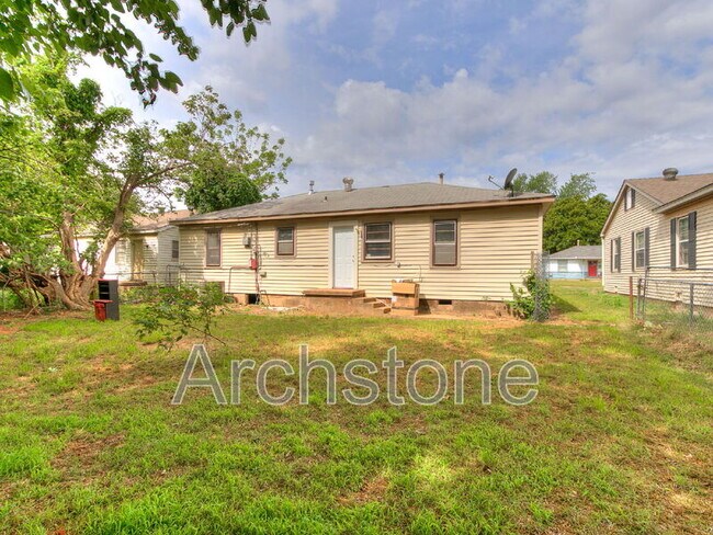 Building Photo - 2312 Mustang St