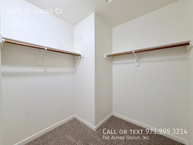 Building Photo - 4925 SE Lucas Ct