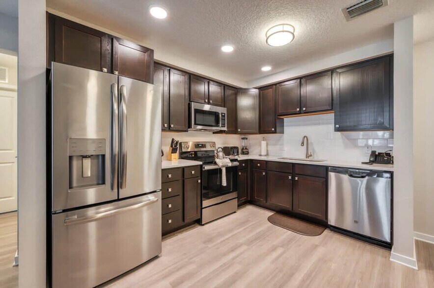 Building Photo - 4012 Breakview Dr