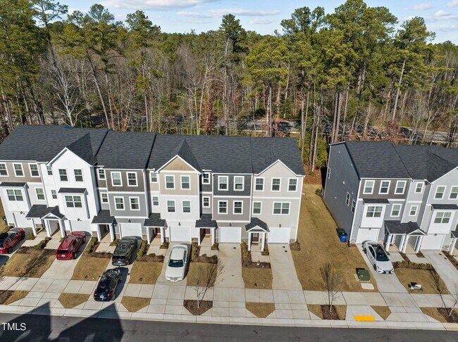 Building Photo - Beautiful Townhome!