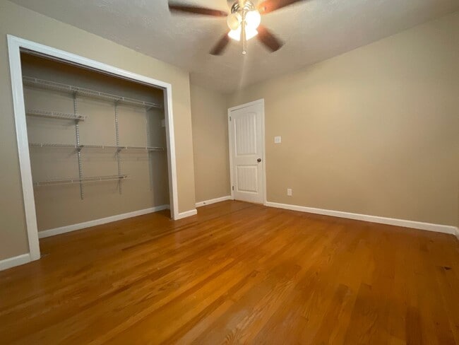 Building Photo - Move in special - 3 bedroom/2 bath brick h...