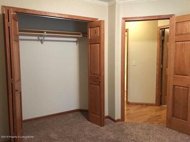 Building Photo - Newer, Spacious House for Rent in Dickinson