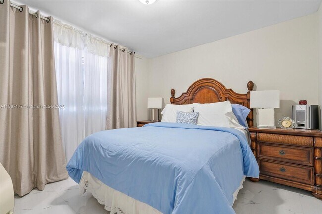 Building Photo - 875 NE 195th St