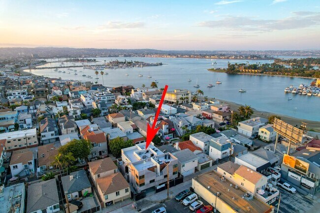 Building Photo - 827 Island Ct