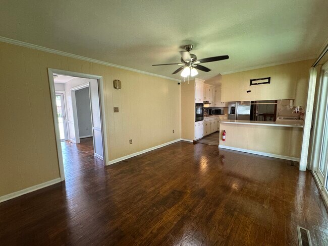 Building Photo - 117 Southerland Dr