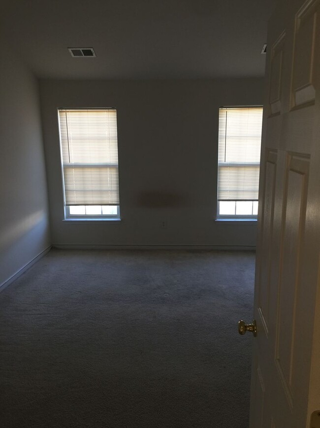 Building Photo - Beautiful Townhouse To Rent in Easter Henrico