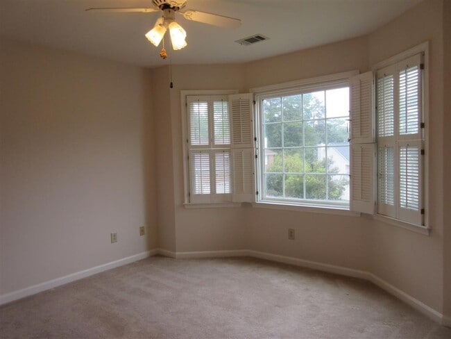 Building Photo - 4635 Villa Chase Dr NE