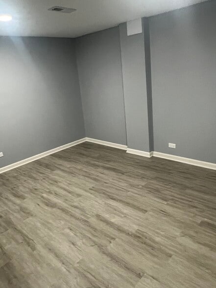 Building Photo - 1 River Hills Ct