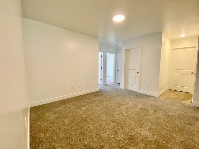 Building Photo - 428 W 40 S
