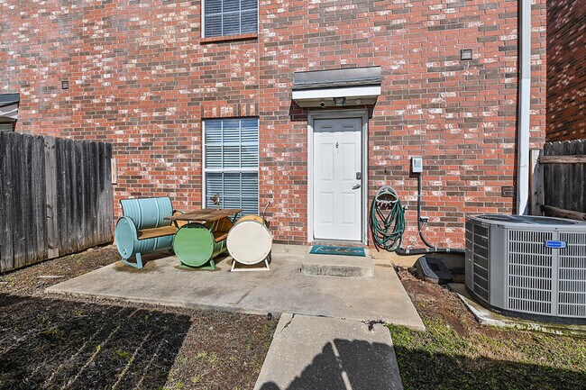 Building Photo - 1001 Krenek Tap Rd