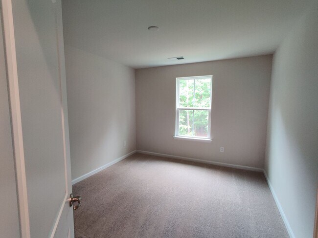 Building Photo - 3 Bedroom condo near major roadways