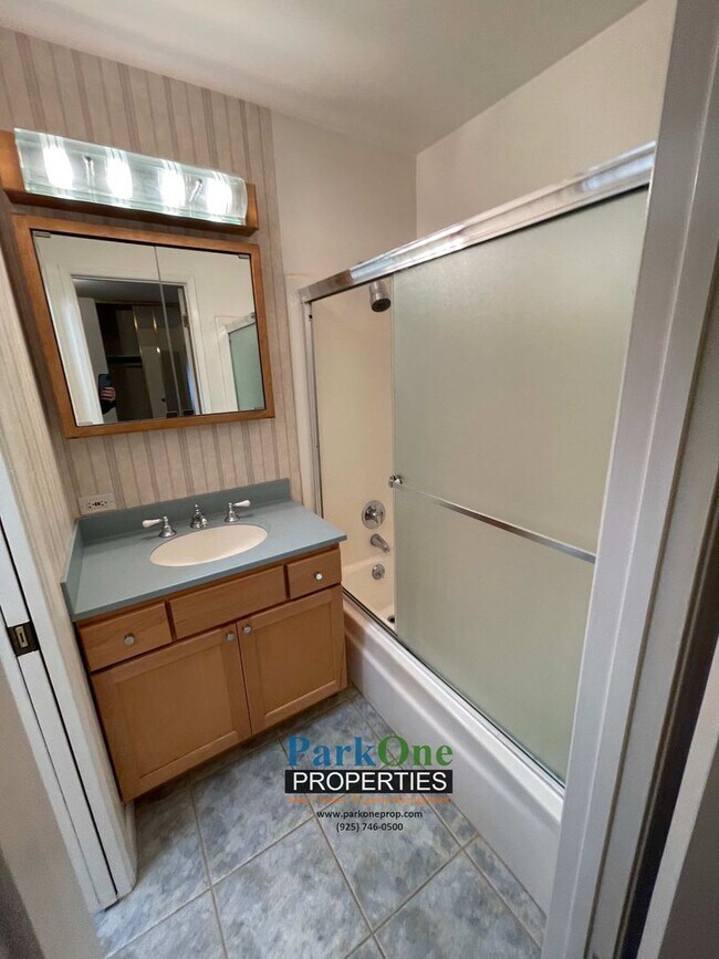 Building Photo - Cozy Skywest Townhome