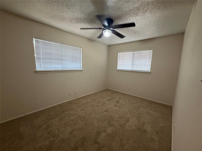 Building Photo - 421 Live Oak St