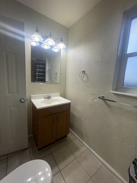 Building Photo - 1438 Clinton St