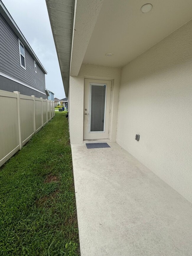 Building Photo - Charming Winter Haven Rental!