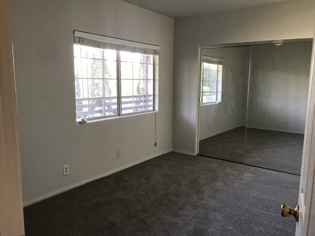 Building Photo - 910 Robinson St