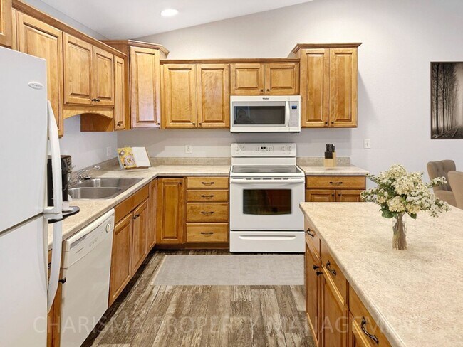 Building Photo - 4 BEDROOM, 2 BATH TOWN HOME, PET FRIENDLY, AMENITY FILLED, DOUBLE ATTACHED GARAGE!