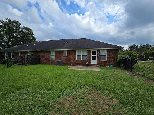 Building Photo - 3563 Beacon Dr