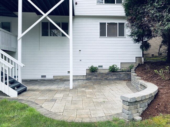 Building Photo - 5 Bedroom Craftsman - Home Great Schools -...