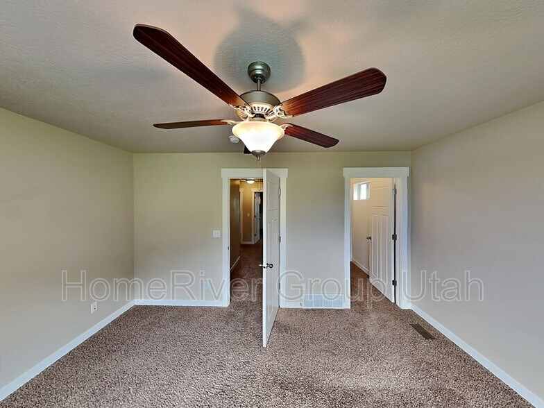 Building Photo - 10796 N La Costa