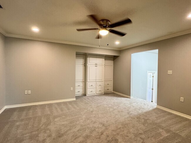 Building Photo - 627 W 2nd St