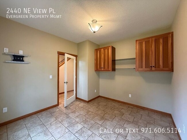 Building Photo - 2440 NE View Pl