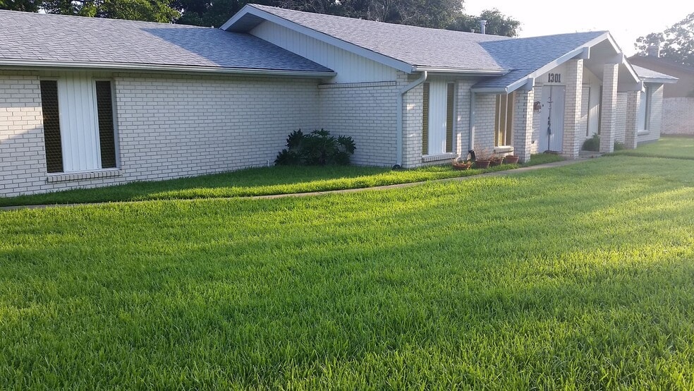 Building Photo - AUGUST PRE-LEASE!  Spacious 4 Bedroom 2 Bathroom Home CLOSE TO CAMPUS