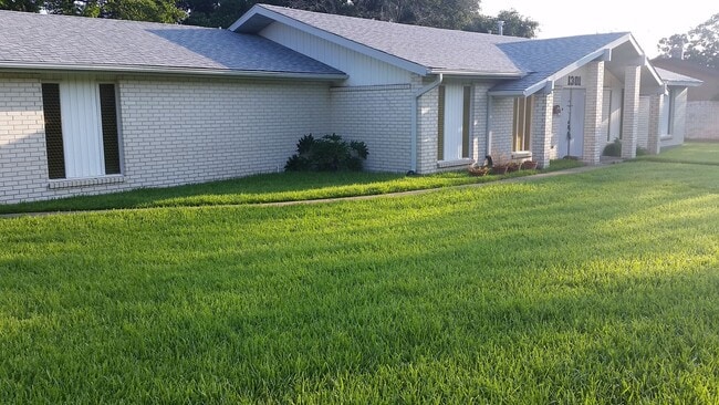 Building Photo - AUGUST PRE-LEASE!  Spacious 4 Bedroom 2 Bathroom Home CLOSE TO CAMPUS