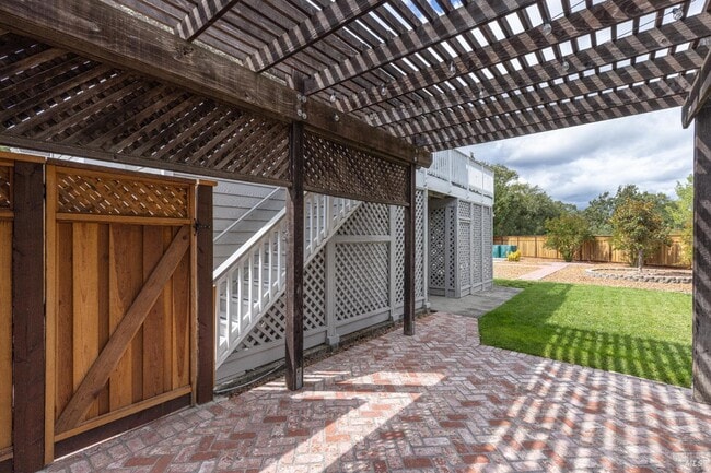 Building Photo - 201 Spur Ridge Ln