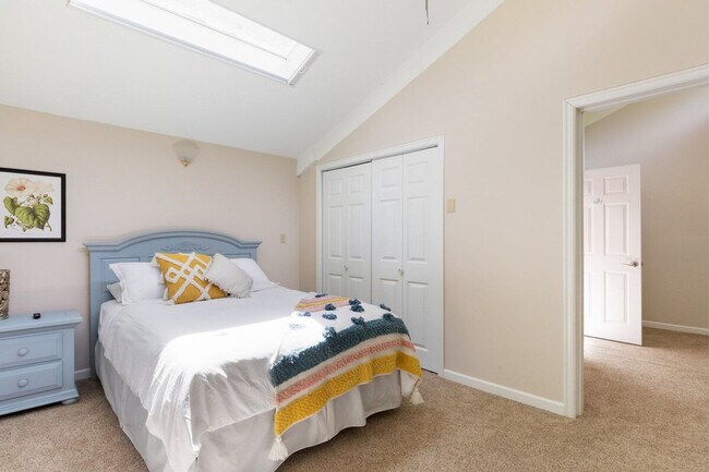 Building Photo - 901 Center St NE