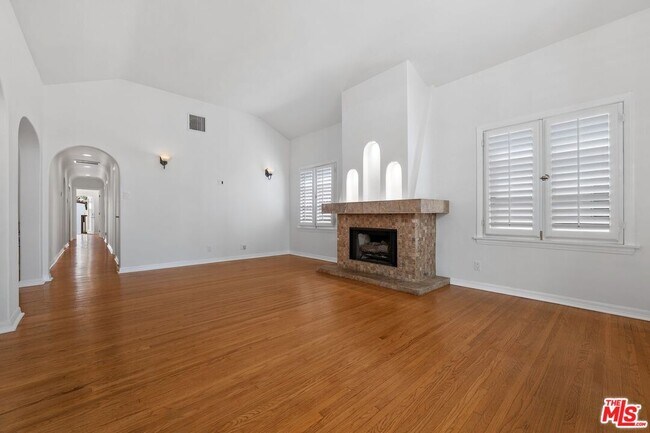 Building Photo - 2030 Kelton Ave