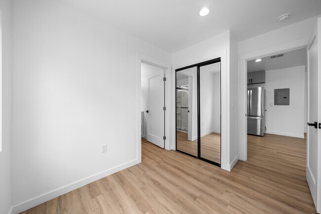 Building Photo - 1537 N Kingsley Dr