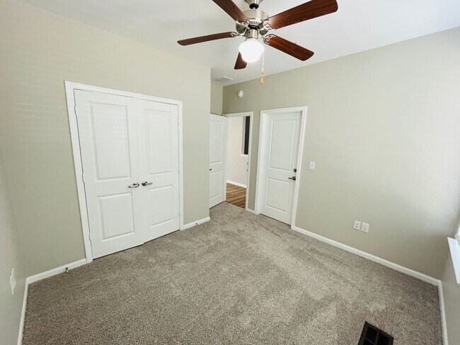 Building Photo - 4BD/4.5BA in ROWANDALE!
