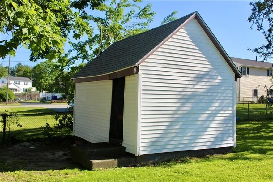 Building Photo - 204 Lewis St