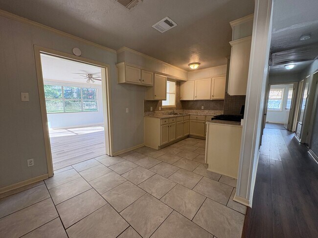 Building Photo - Gorgeous 3 bedroom/1 bath home with living room and den!