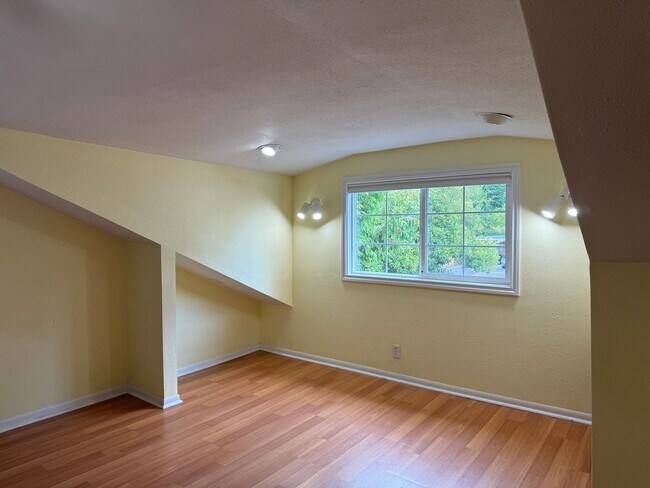 Building Photo - 4 bedroom 2 bathroom home in a great neighborhood!