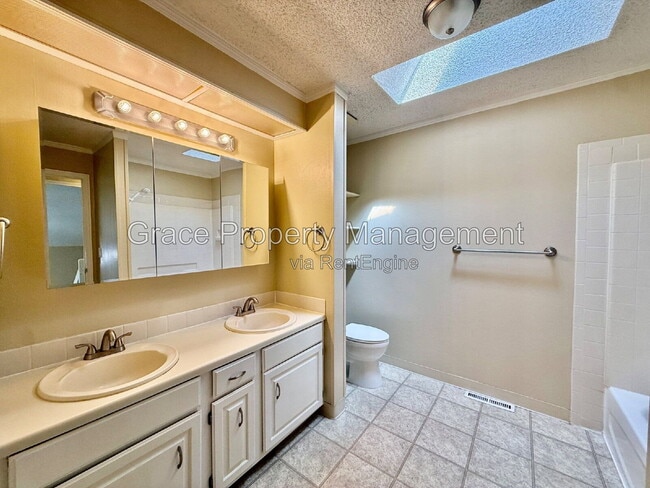 Building Photo - 405 S 28th Ln