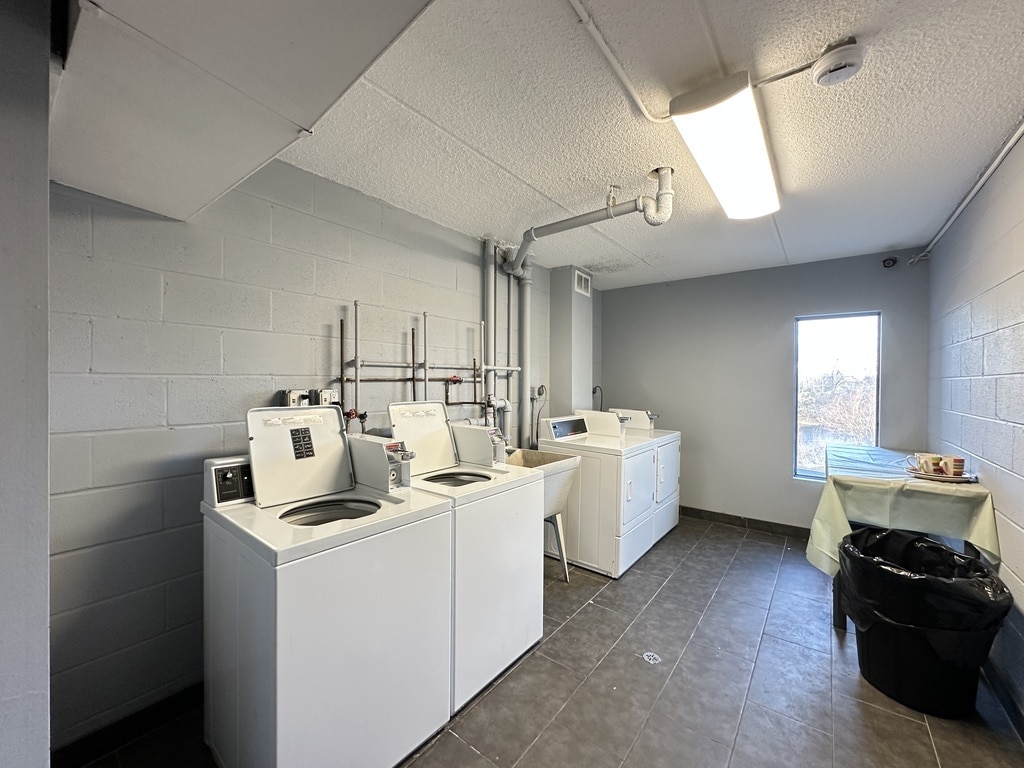 Building Photo - 525 N Quentin Rd