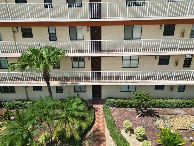 Building Photo - 7370 S Oriole Blvd