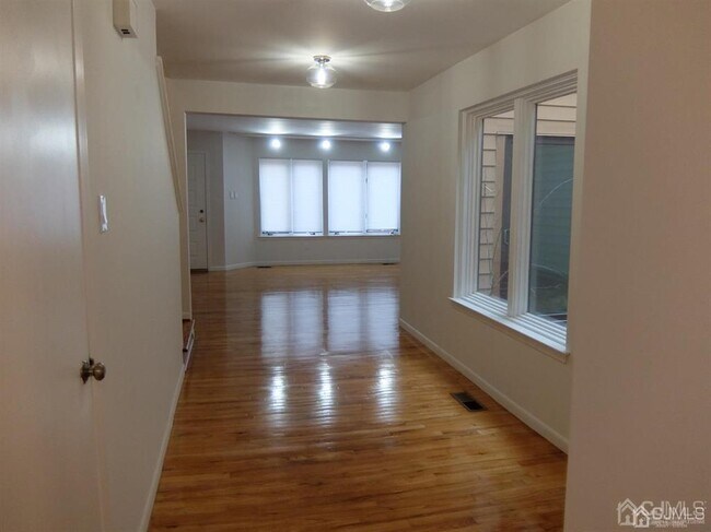 Building Photo - 35 Sayre Dr