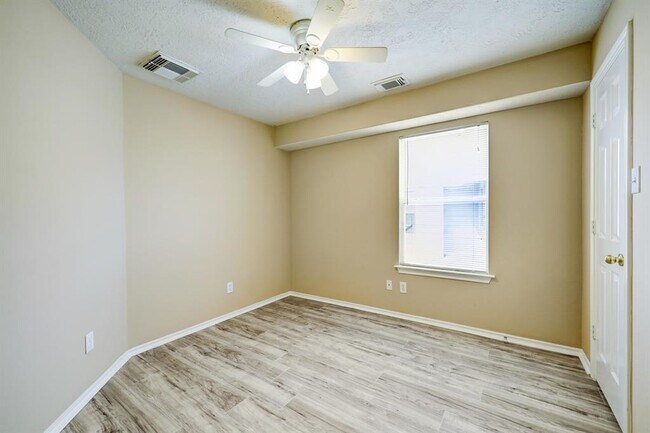 Building Photo - 14306 Mirkwood Ln
