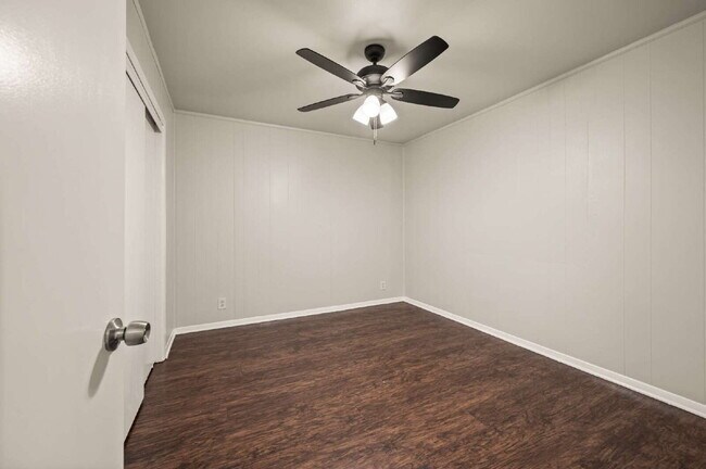 Building Photo - Spacious 4 Bedroom Home with Expansive Living Areas in a Convenient Location