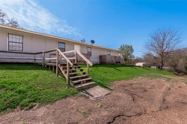 Building Photo - 626 University Ave