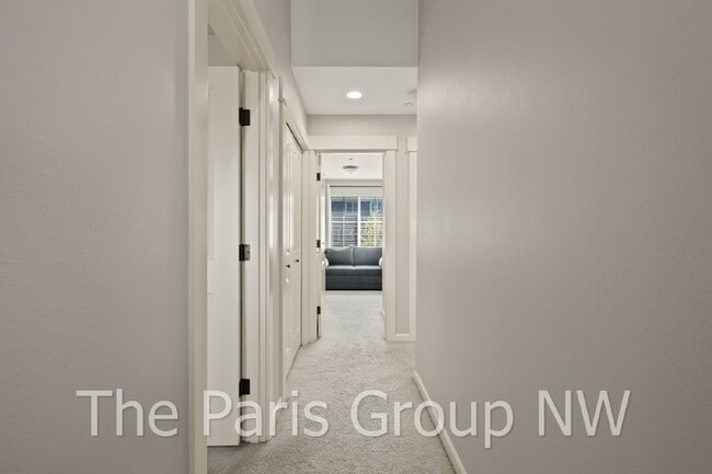 Building Photo - Stylish Model Hm in Issaquah Highlands * Park-Facing, EV Charger, Designer Upgrades & Very Walkable!