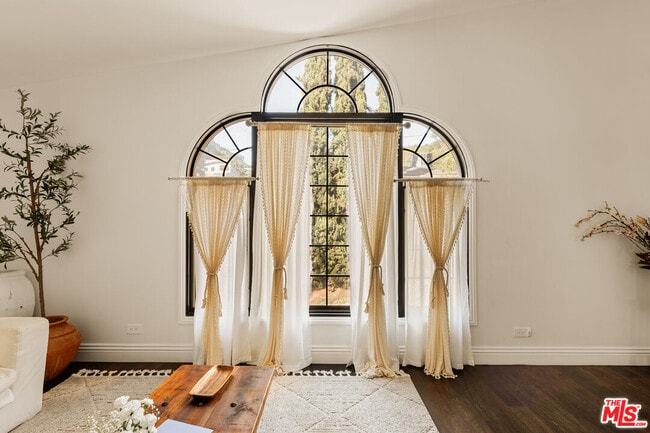 Building Photo - 1110 N Beverly Glen Blvd