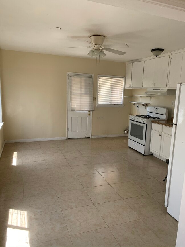 Building Photo - 14116 Sylvan St