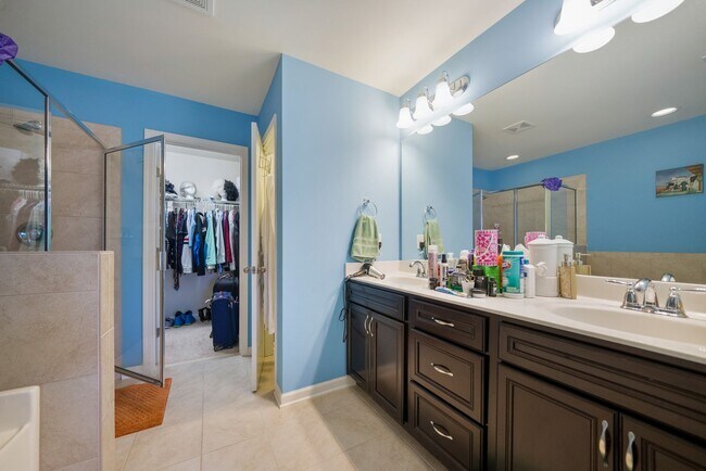 Building Photo - Stylish and Spacious 3bd/2.5ba Townhome w/ Garage in SE Durham!