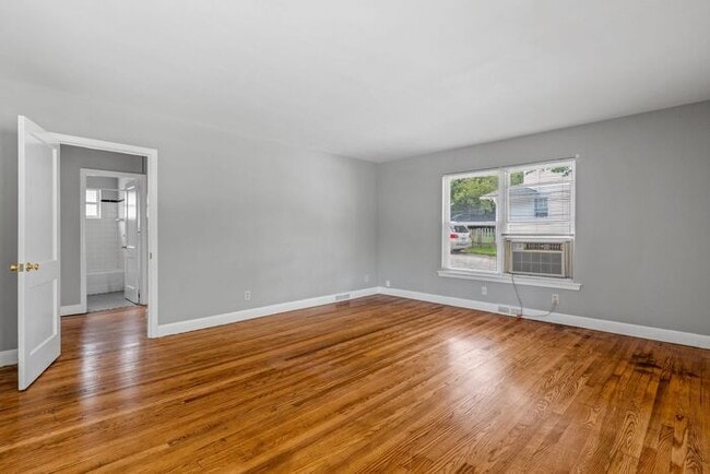 Building Photo - Adorable Duplex in the UNCG Area, Hardwood...