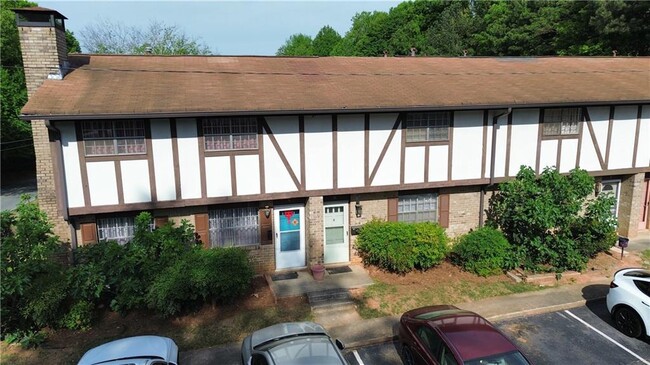 Building Photo - 2956 N Dekalb Dr